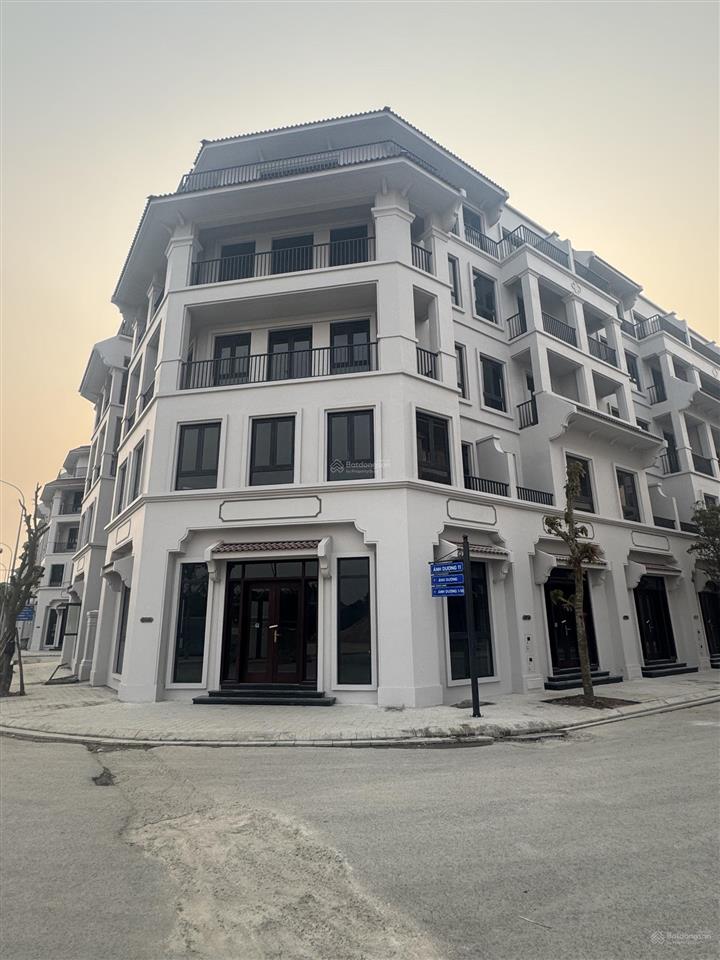 Bán vinhomes global gate lô góc, 196tr/m2, 100m ra hồ lớn 32 héc