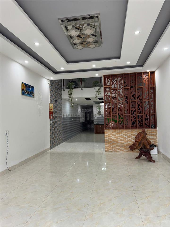 Cho thuê nhà 3 tầng đường 29/3, hoà xuân  diện tích 100m², ngang 5m