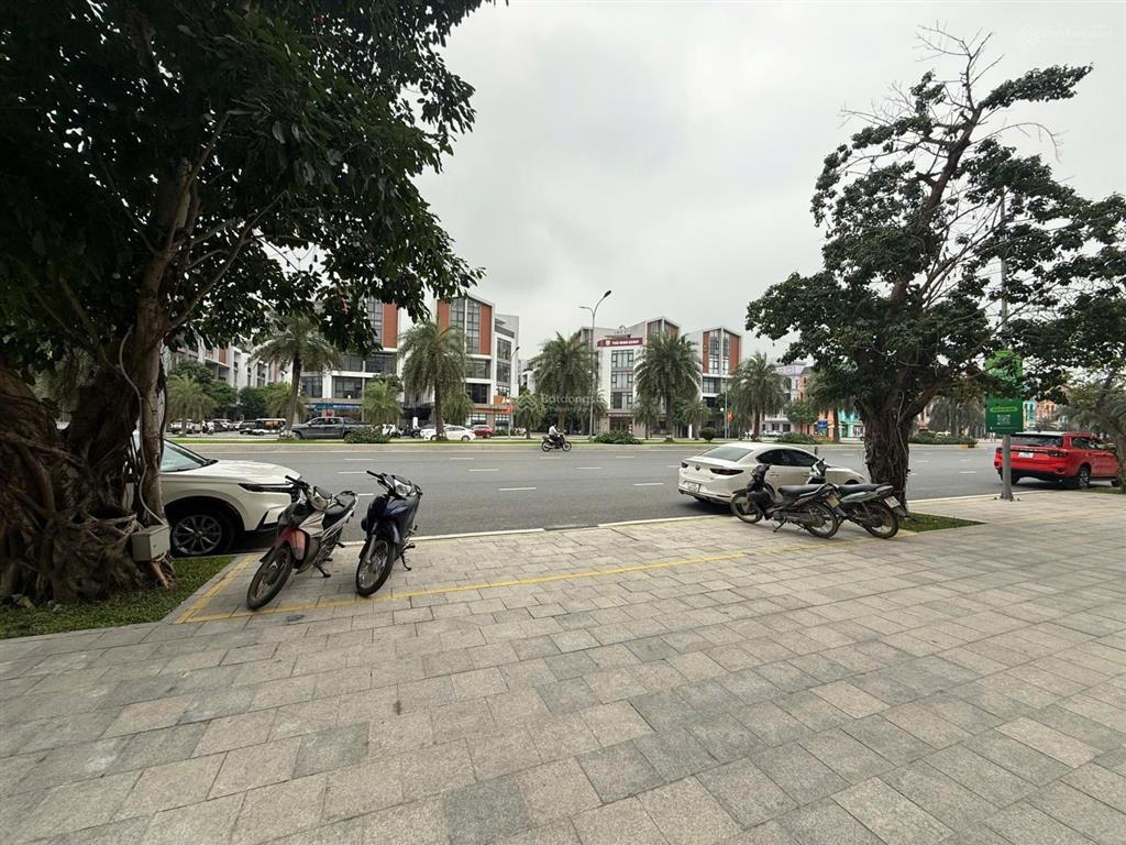 Cho thuê nhà mặt phố dlbm, 2 mặt tiền trước và sau, có thang máy, vào ở hoặc kinh doanh ngay