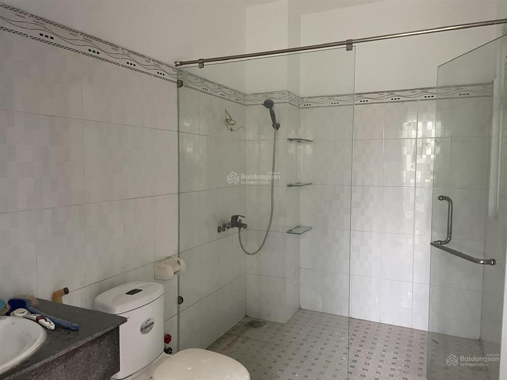 Cho thuê nhà nguyên căn 1 trệt 2 lầu, không gian rộng, vào ở ngay!
