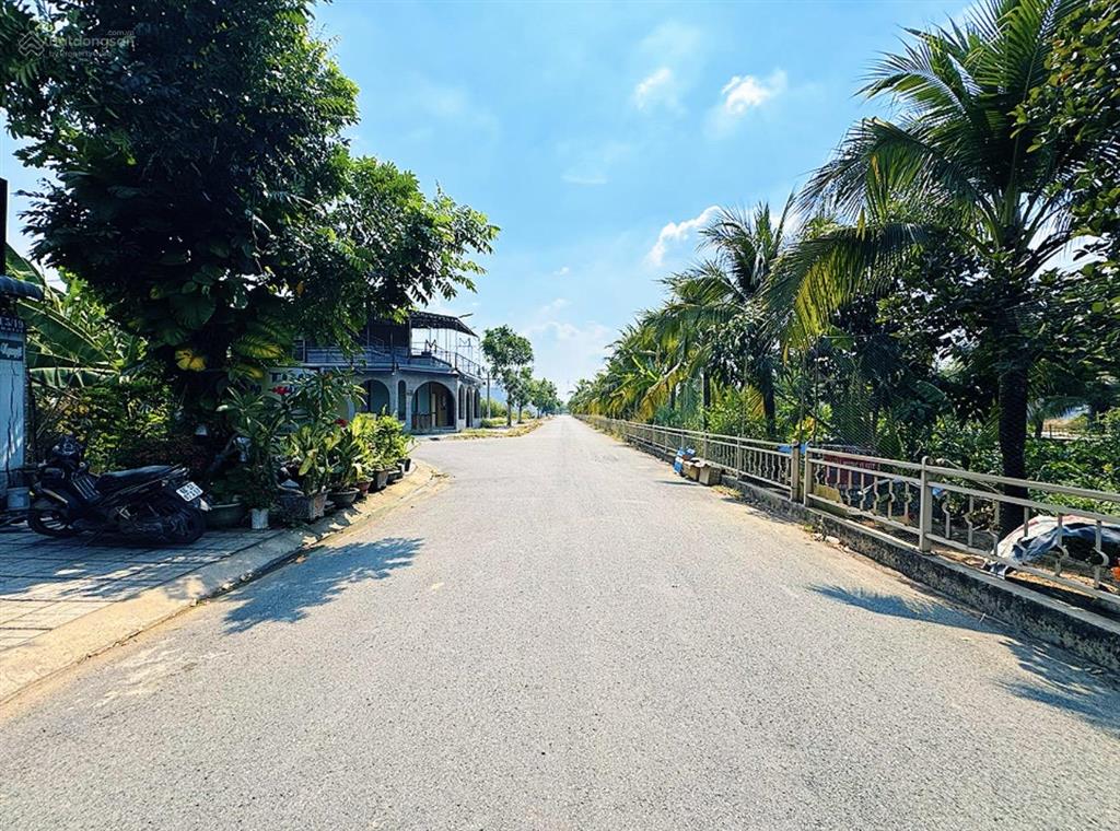 Chính chủ gửi bán lô đất đối diện kênh quá đẹp giá rẻ  880tr shr | khu dân cư cát tường phú sinh