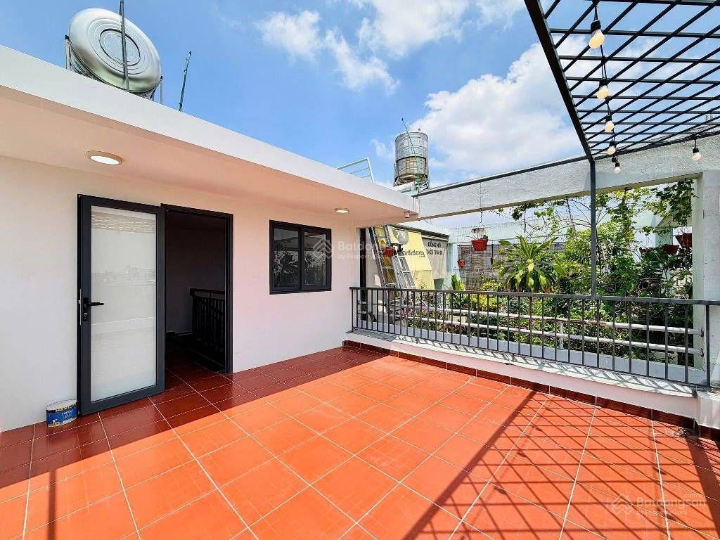 Dương quãng hàm  xe hơi quay đầu thoải mái . đậu xe ngày đêm