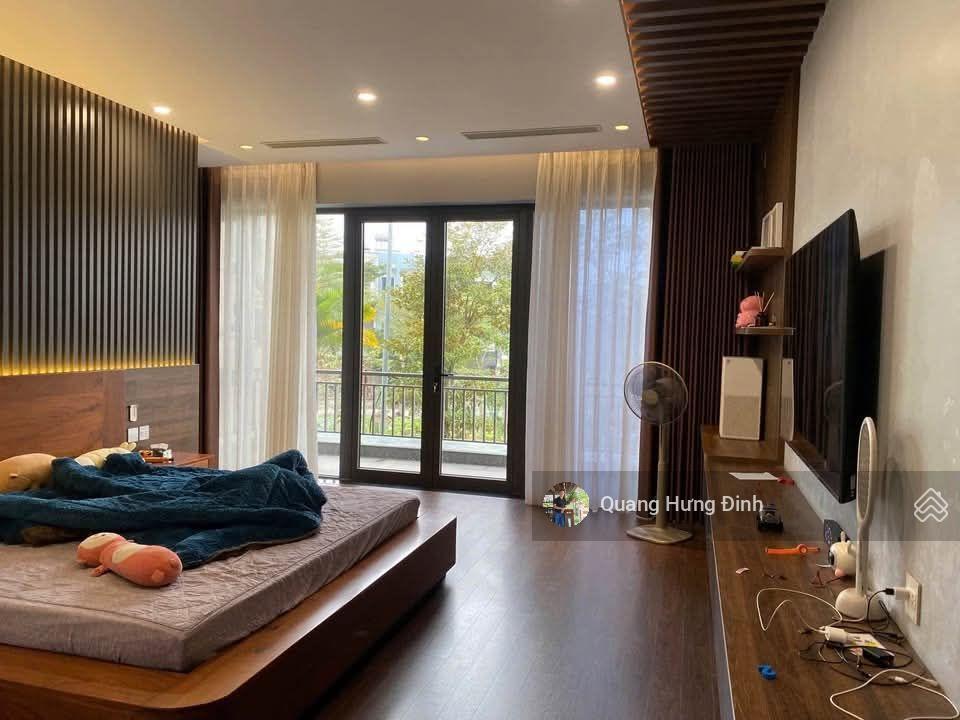 Bán biệt thự đơn lập văn phú hà đông 200m2  4 tầng, mặt tiền 10m, đường rộng, sẵn sổ, giá 38 tỷ.