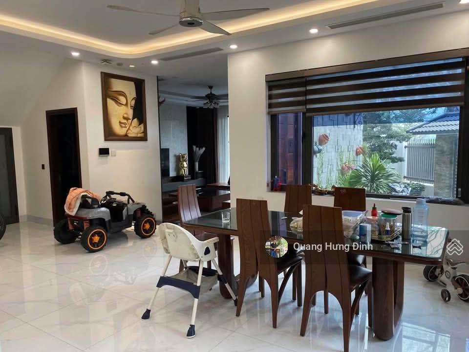 Bán biệt thự đơn lập văn phú hà đông 200m2  4 tầng, mặt tiền 10m, đường rộng, sẵn sổ, giá 38 tỷ.
