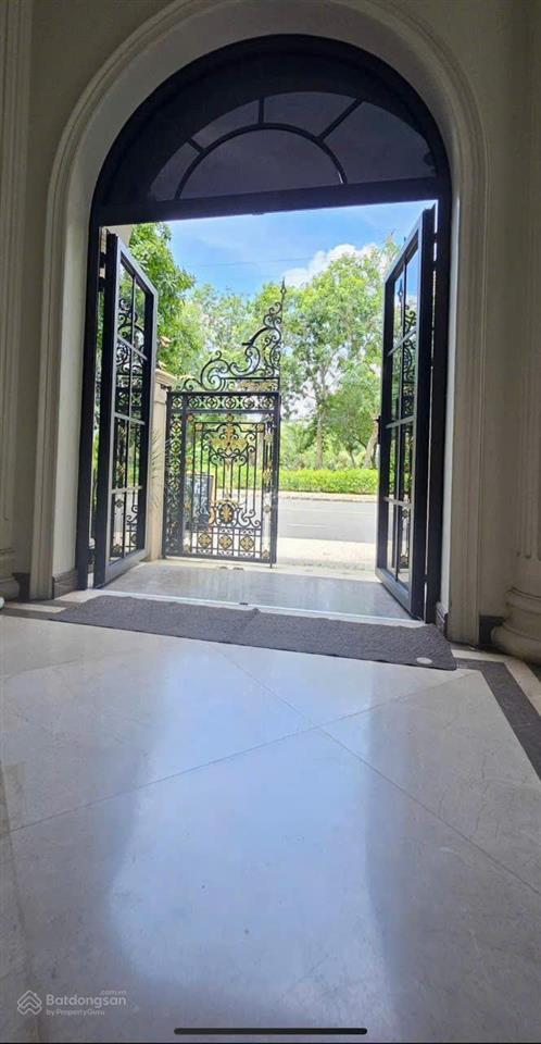 Bán biệt thự đơn lập hai mặt tiền a63 khu nam thông 1 phú mỹ hưng full nội thất gỗ giá trị cao