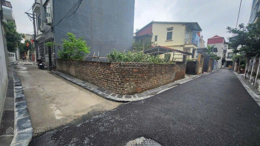 Nhỉnh 4 tỷ, lô góc đường thông ô tô vào đất. nam hồng, đông anh