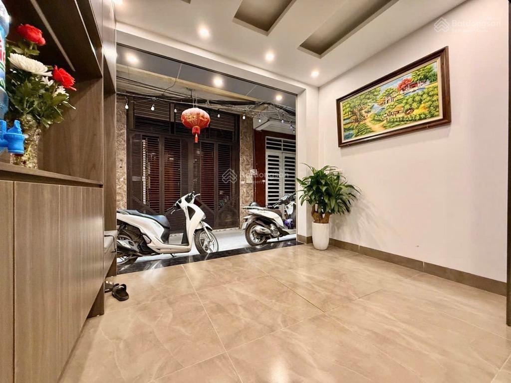 Bán nhà tân mai, 55m, mt 5m, 6 tầng vỉa hè, 2 ô tô tránh, sát mặt phố, kinh doanh tốt, vị trí đẹp