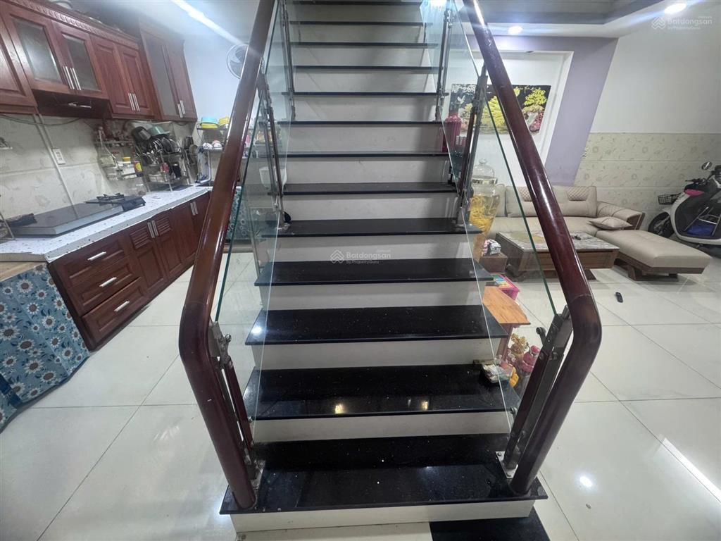 Bán nhà hẻm xe hơi trịnh đình trọng 5x13m 3 lầu đẹp giá 5,5 tỷ.