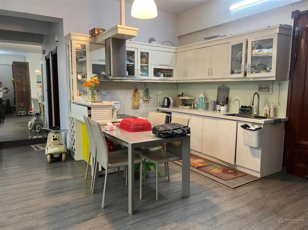Bán căn hộ tòa số 6 đội nhân, ba đình, 80m2, 6.5 tỷ, 2 ngủ, 2 vs, sổ đỏ cc, full nội thất đẹp.