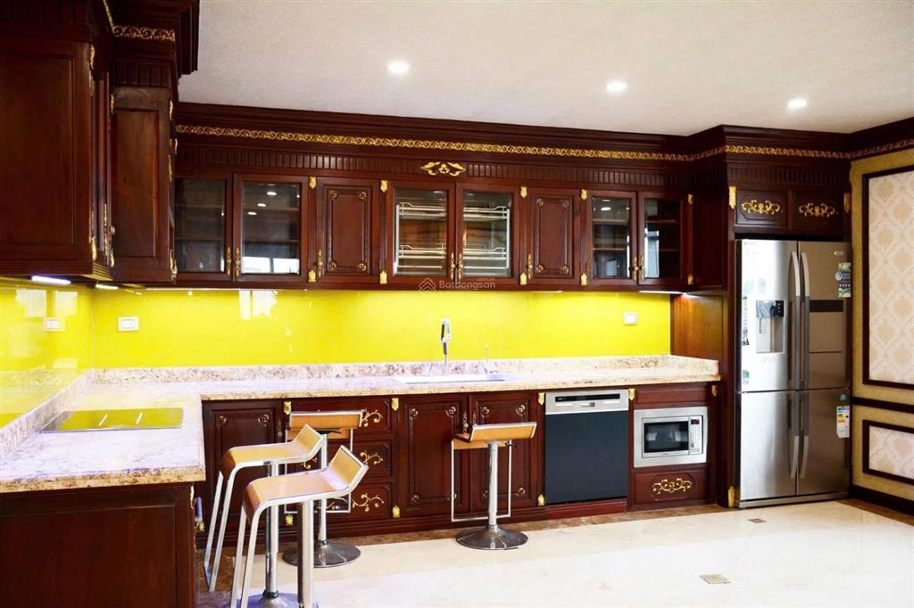 Cho thuê căn hộ chung cư eurowindown  27 trần duy hưng 200m2  3pn full đồ nhận luôn. giá 20tr/ th
