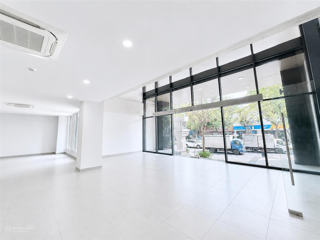 Cho thuê tòa building 3.100m2 mới xây dựng quận 3