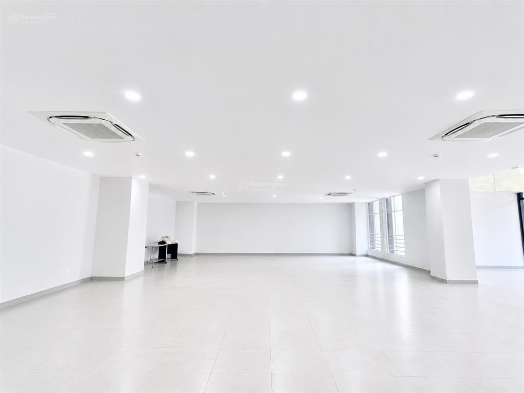 Cho thuê tòa building 3.100m2 mới xây dựng quận 3
