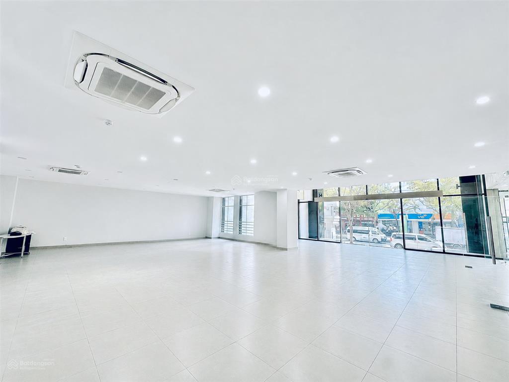 Cho thuê tòa building 3.100m2 mới xây dựng quận 3