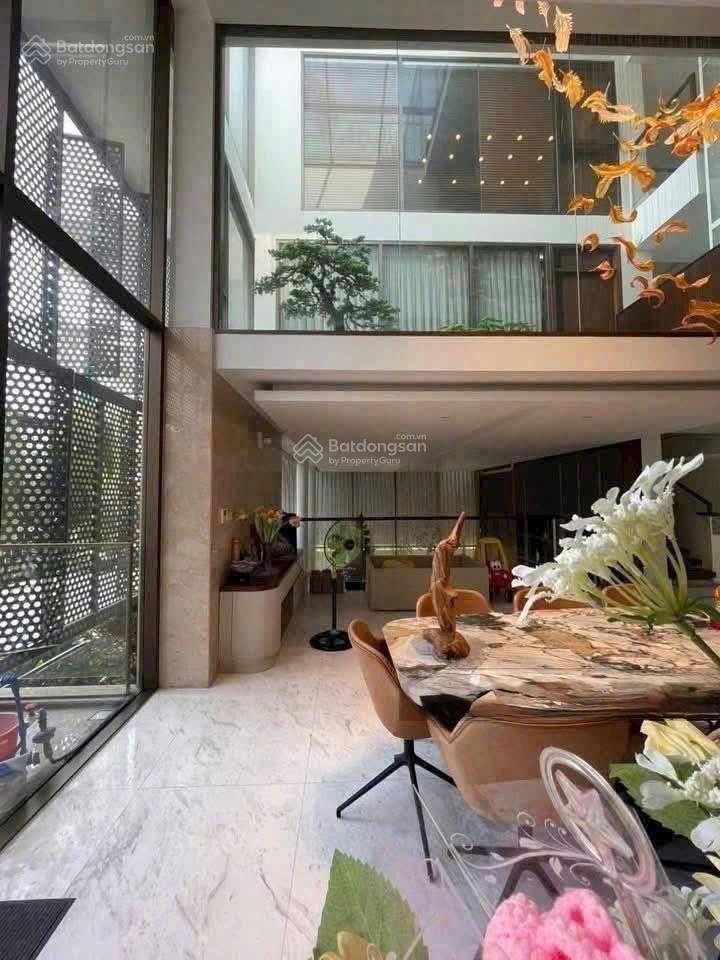 Cho thuê villa sân vườn hồ bơi cao cấp 1300m2 quận tân bình