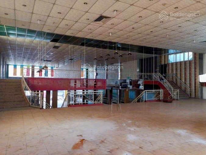 Cho thuê diện tích khủng 2000m² mặt bằng showroom trên đường cộng hòa