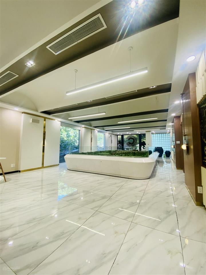 Cho thuê mặt bằng khủng 12x31 võ văn tần quận 3