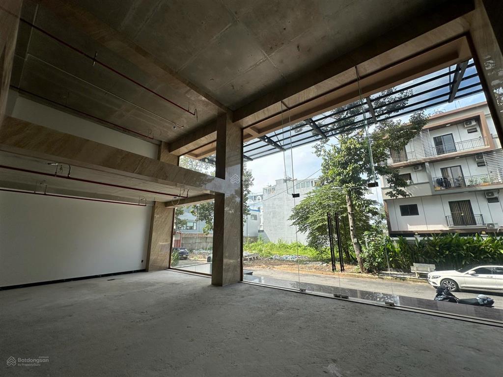 Cho thuê tòa building mới hoàn công 2700m2 đảo kim cương quận 2