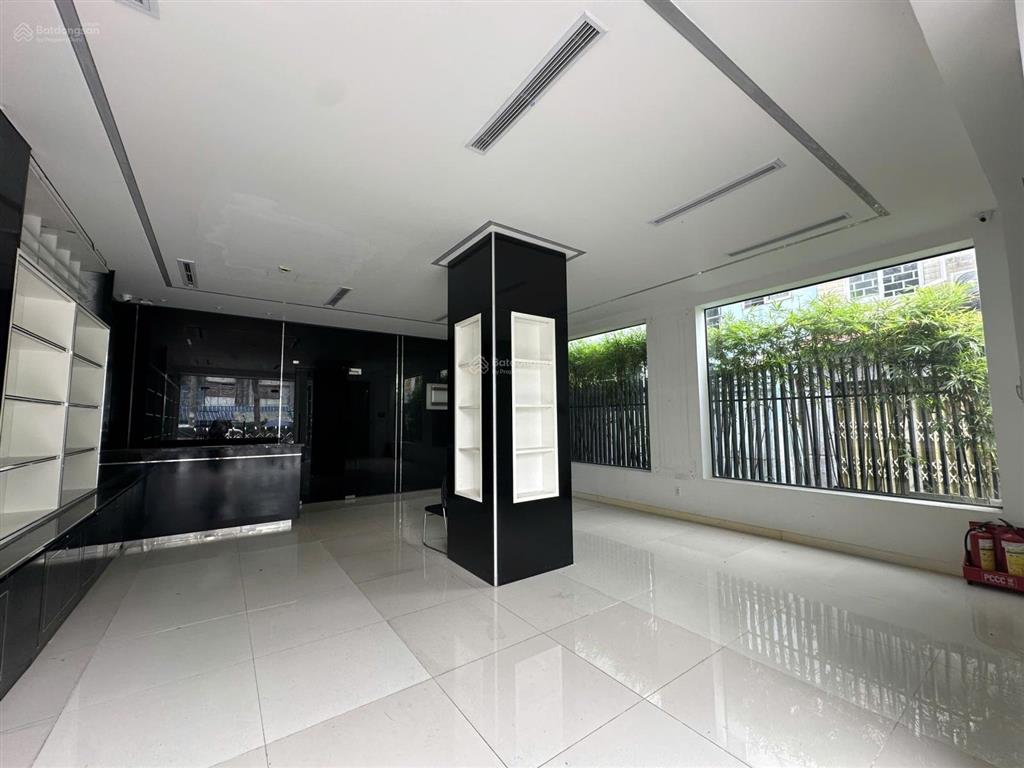Cho thuê nhà mặt tiền ngang 9m trung tâm quận 10
