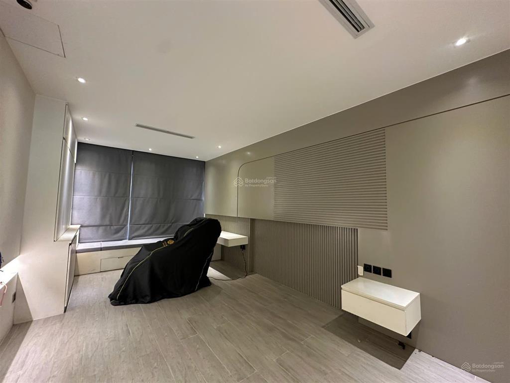 Cho thuê nhà mặt tiền ngang 9m trung tâm quận 10