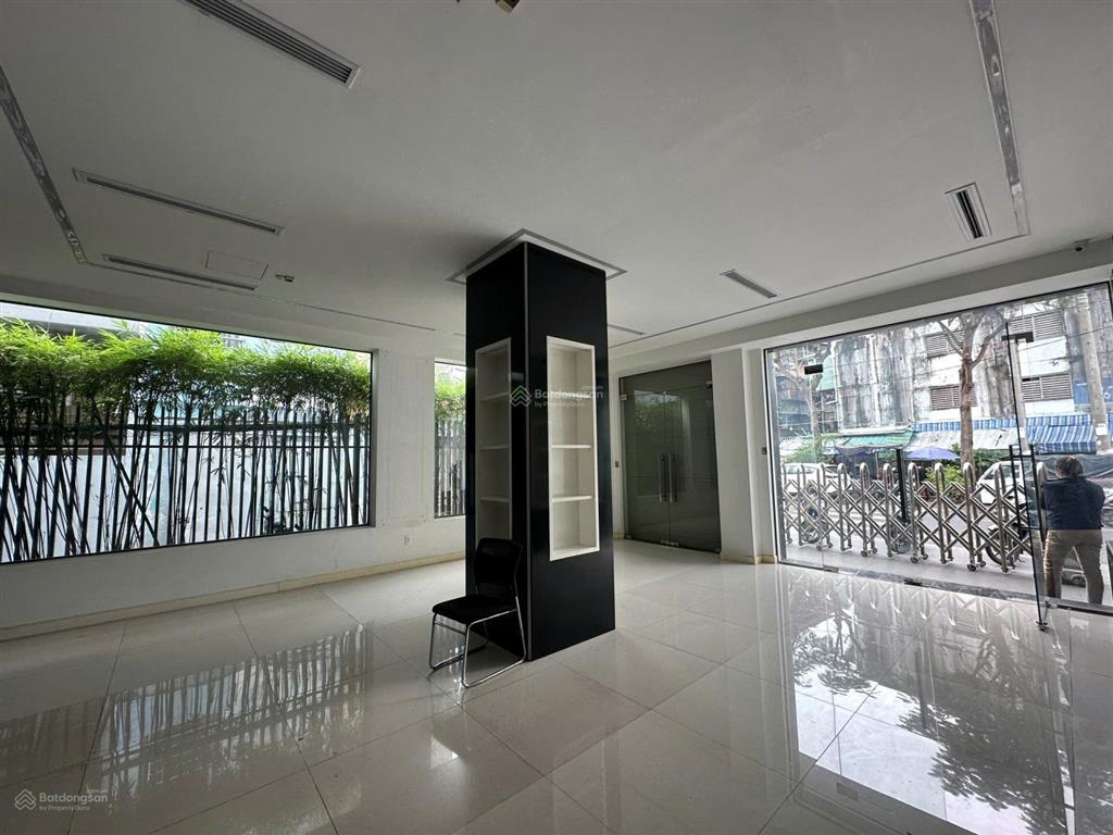 Cho thuê nhà mặt tiền ngang 9m trung tâm quận 10