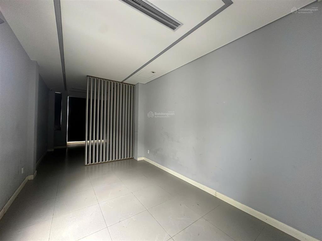 Cho thuê nhà mặt tiền ngang 9m trung tâm quận 10