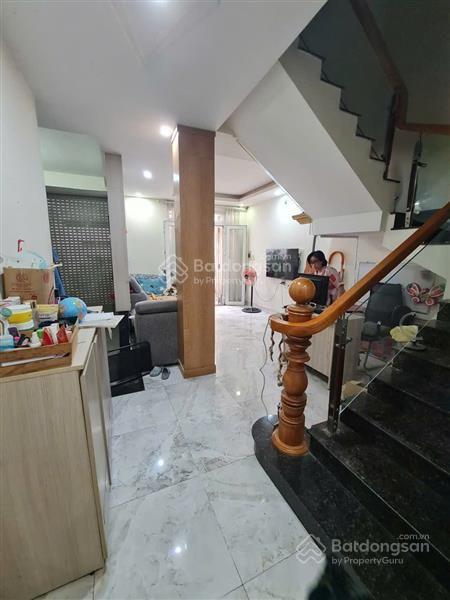 Hxh thông . 2 tầng . 50m2  2pn. 2wc . có thêm sân rộng 21m . sát mặt tiền . ngay chợ bà chiểu
