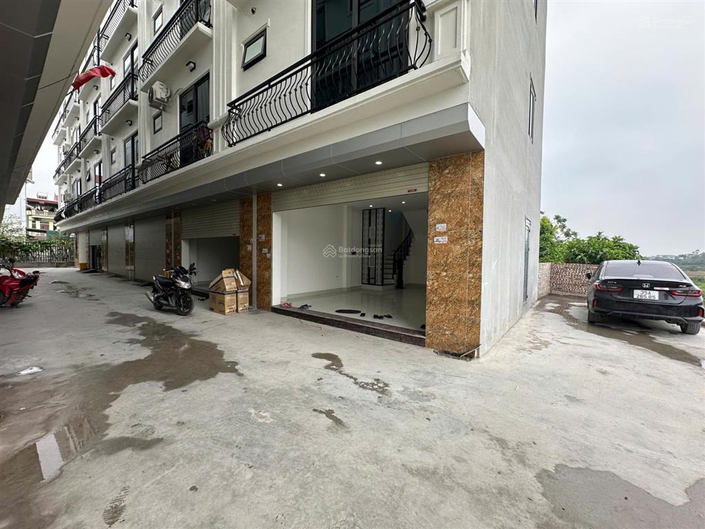Chắc chắn khách hàng đi xem là ưng. nhà rộng rãi, có gara ô tô vào nhà, cách đại lộ tl chỉ 800m