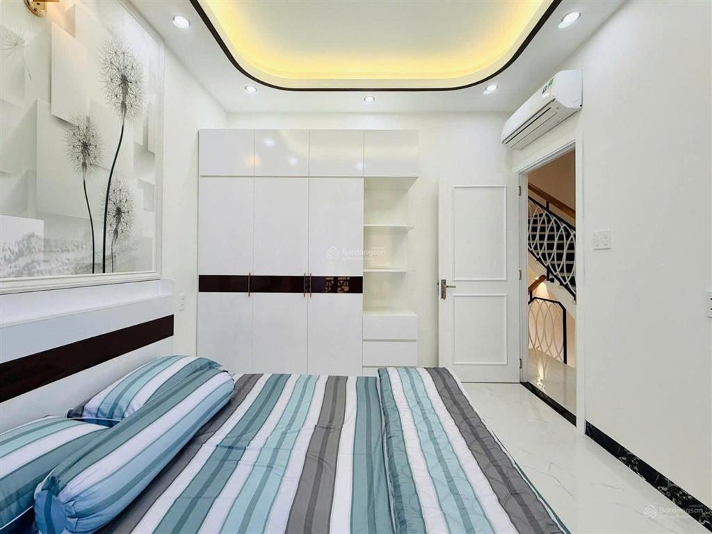 Bán nhà lý chiêu hoàng, 5 x 12, 4 tầng btct, 4pn có sân thượng, nội thất đẹp,hẻm nhựa 6m an ninh
