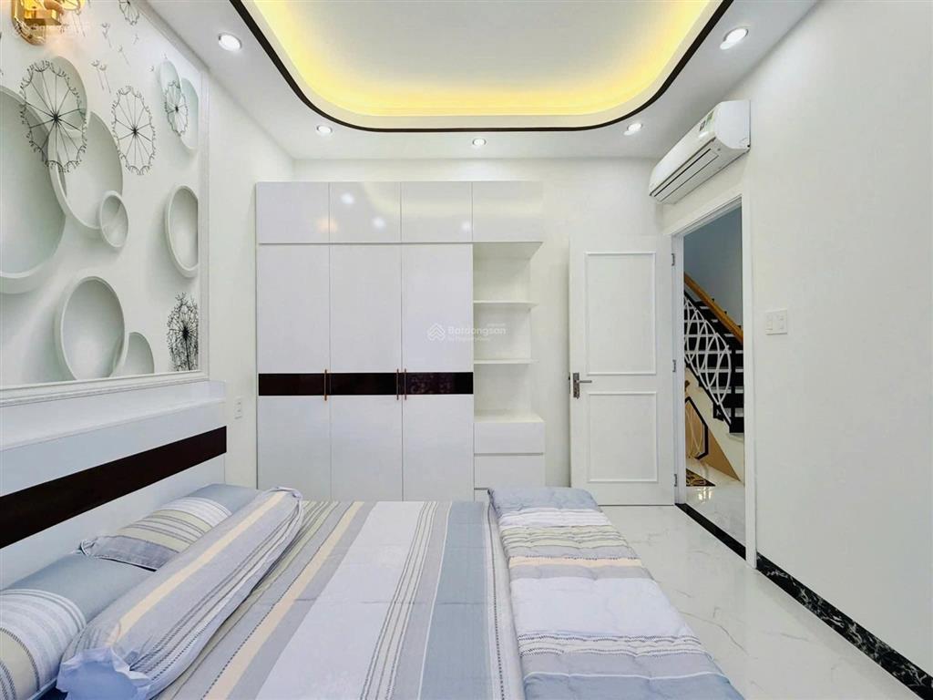 Bán nhà lý chiêu hoàng, 5 x 12, 4 tầng btct, 4pn có sân thượng, nội thất đẹp,hẻm nhựa 6m an ninh