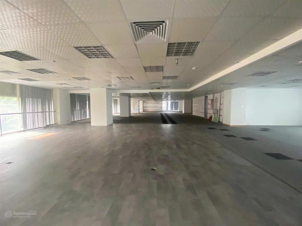 Cho thuê tòa nhà mp ngọc khánh 4 tầng mặt tiền 20m, phù hợp mọi mô hình giá 300 triệu/tháng