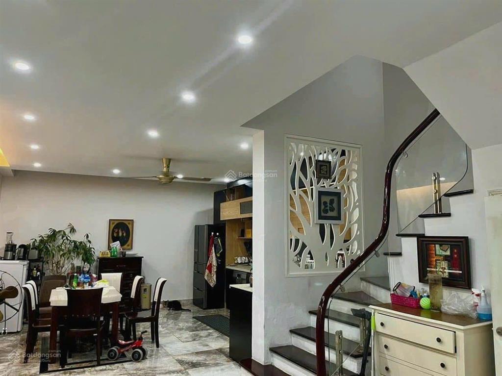 Bán nhà đình thôn 46m2 4 tầng 9.7 tỷ góc 2 mặt ngõ, ô tô vào, nhà dân xây cực chắc