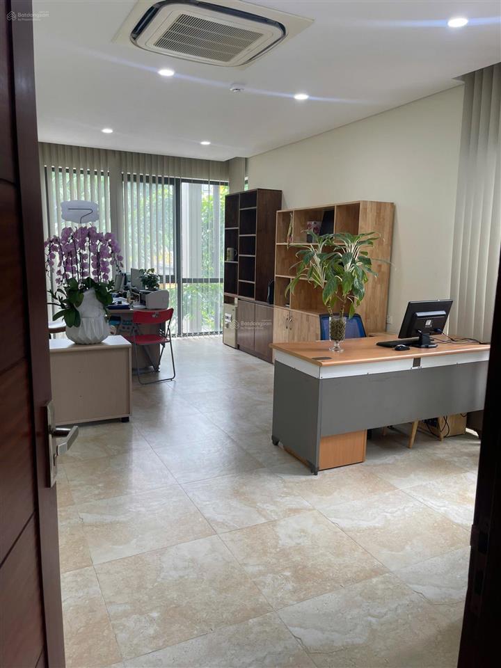 Bán nhà gần hồ thủ lệ  công viên  ô tô tránh  kinh doanh  130m2 x 10m mặt tiền  70 tỷ.