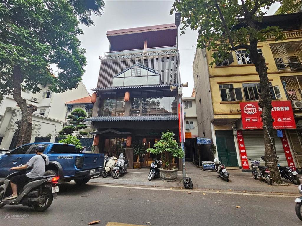 Bán nhà gần hồ thủ lệ  công viên  ô tô tránh  kinh doanh  130m2 x 10m mặt tiền  70 tỷ.