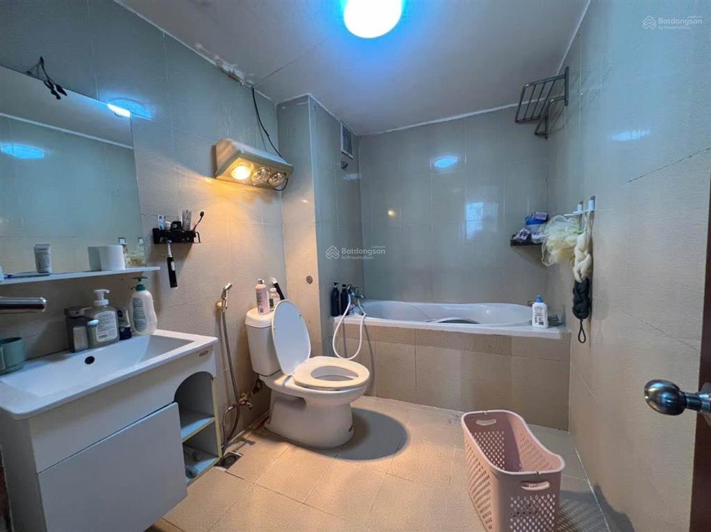Bán căn hộ tòa số 6 đội nhân, ba đình, 80m2, 6.5 tỷ, 2 ngủ, 2 vs, sổ đỏ cc, full nội thất đẹp.