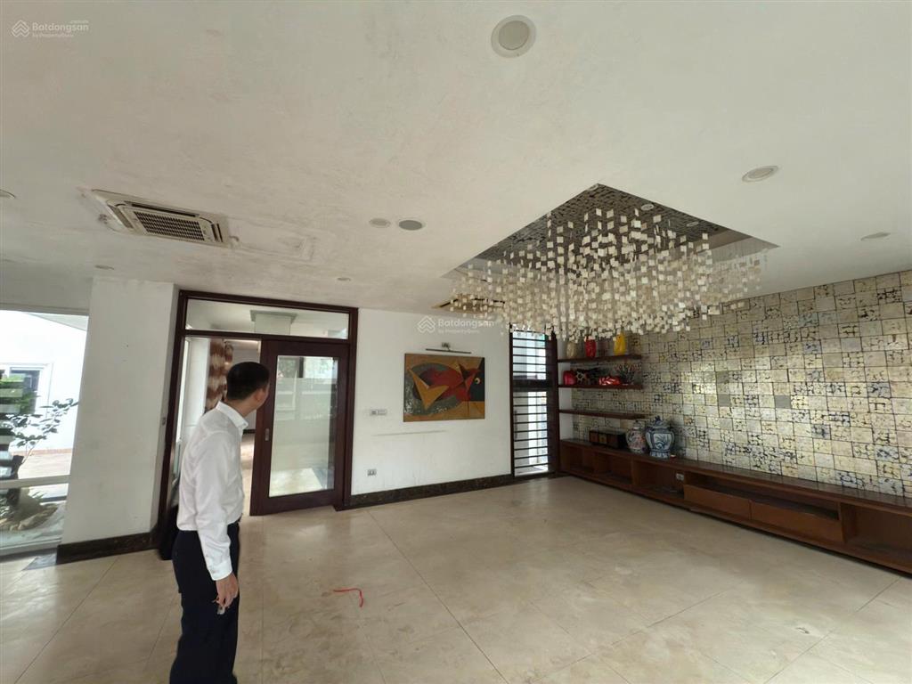 Cho thuê mp hàng gai, 30m2 diện tích, 7m mặt tiền, view hồ gươm, ví trí đắc địa, kd sạch sẽ