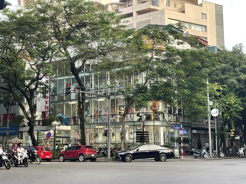 Cho thuê nhà mp hàng mã, 60m2 diện tích, 6 tầng, lô góc đẹp, thang máy, vị trí đắc địa
