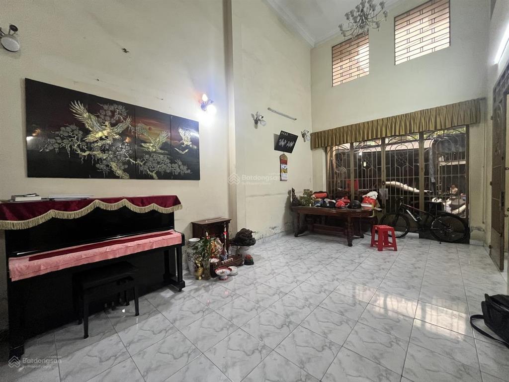 Mặt tiền chợ  ngang 5,57m, đường 10m ô tô tránh, nở hậu  3 mặt thoáng  giá 22 tỷ