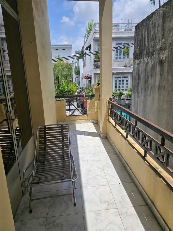 Mặt tiền chợ  ngang 5,57m, đường 10m ô tô tránh, nở hậu  3 mặt thoáng  giá 22 tỷ