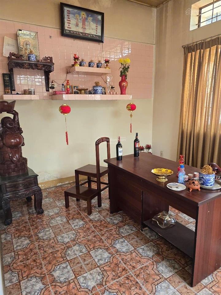 Mặt tiền chợ  ngang 5,57m, đường 10m ô tô tránh, nở hậu  3 mặt thoáng  giá 22 tỷ