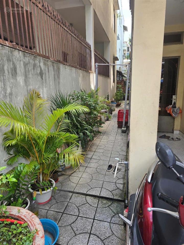 Mặt tiền chợ  ngang 5,57m, đường 10m ô tô tránh, nở hậu  3 mặt thoáng  giá 22 tỷ