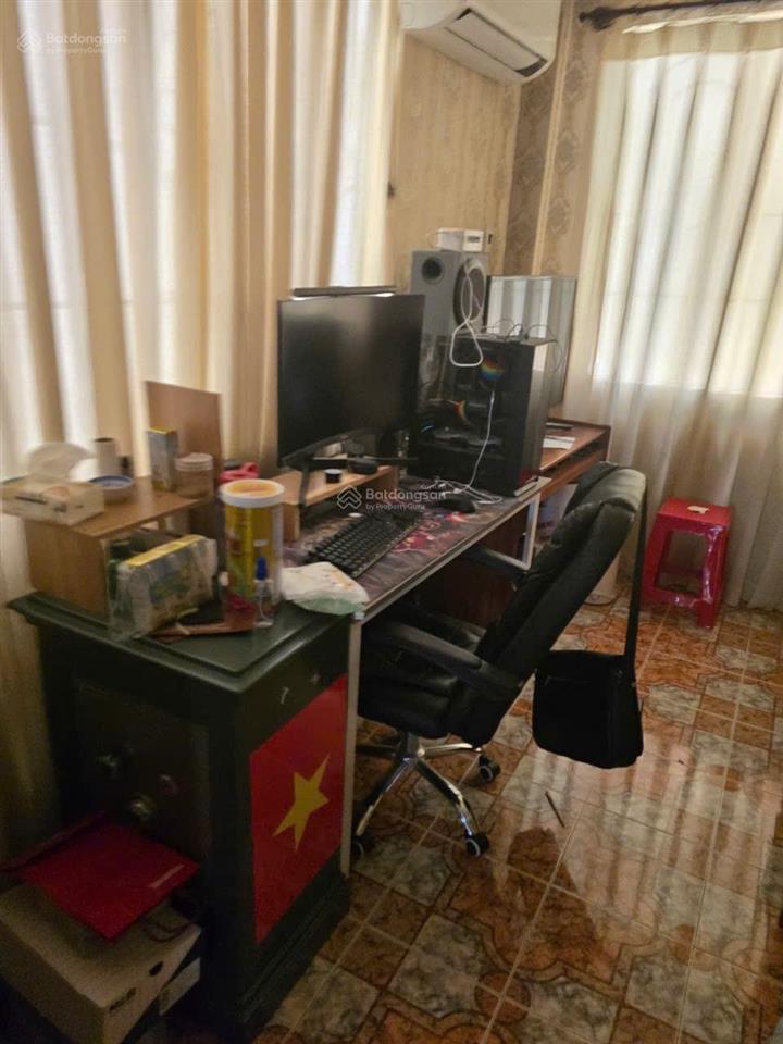 Mặt tiền chợ  ngang 5,57m, đường 10m ô tô tránh, nở hậu  3 mặt thoáng  giá 22 tỷ
