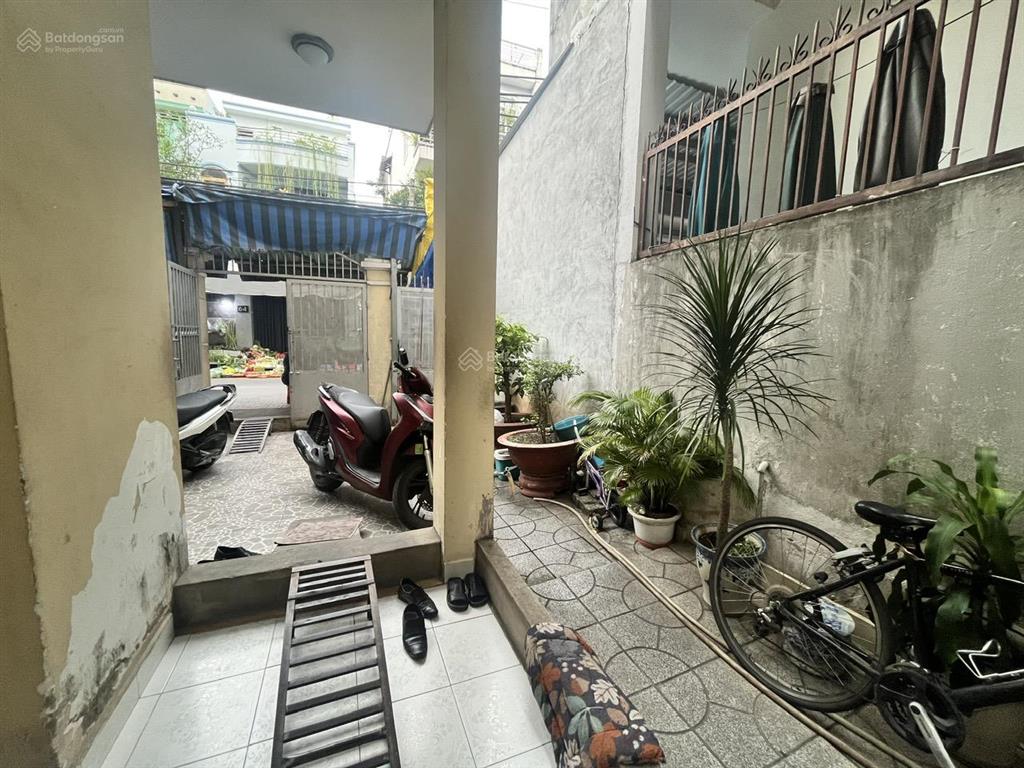 Mặt tiền chợ  ngang 5,57m, đường 10m ô tô tránh, nở hậu  3 mặt thoáng  giá 22 tỷ
