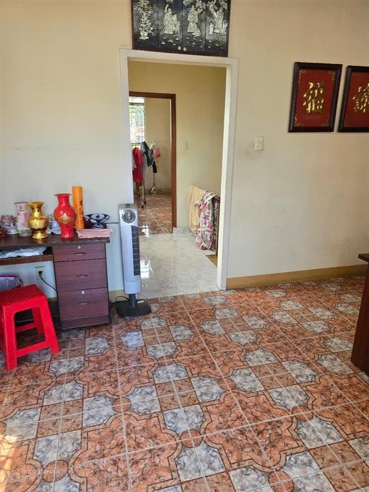 Mặt tiền chợ  ngang 5,57m, đường 10m ô tô tránh, nở hậu  3 mặt thoáng  giá 22 tỷ