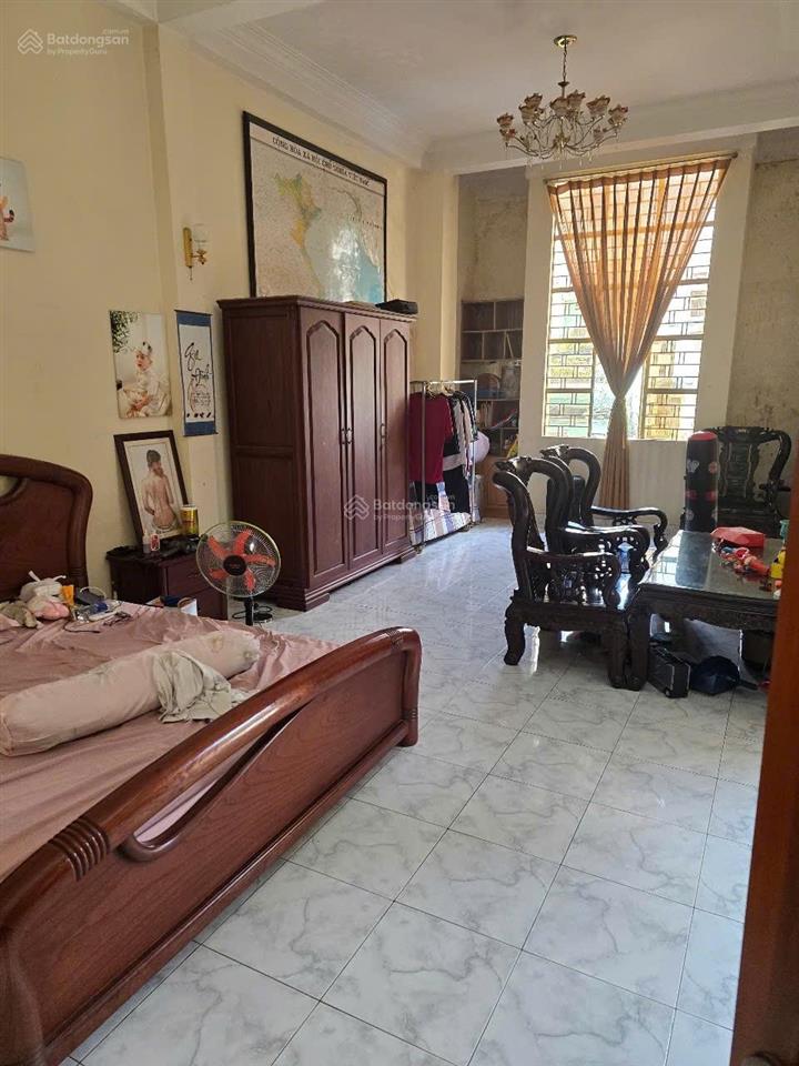 Mặt tiền chợ  ngang 5,57m, đường 10m ô tô tránh, nở hậu  3 mặt thoáng  giá 22 tỷ