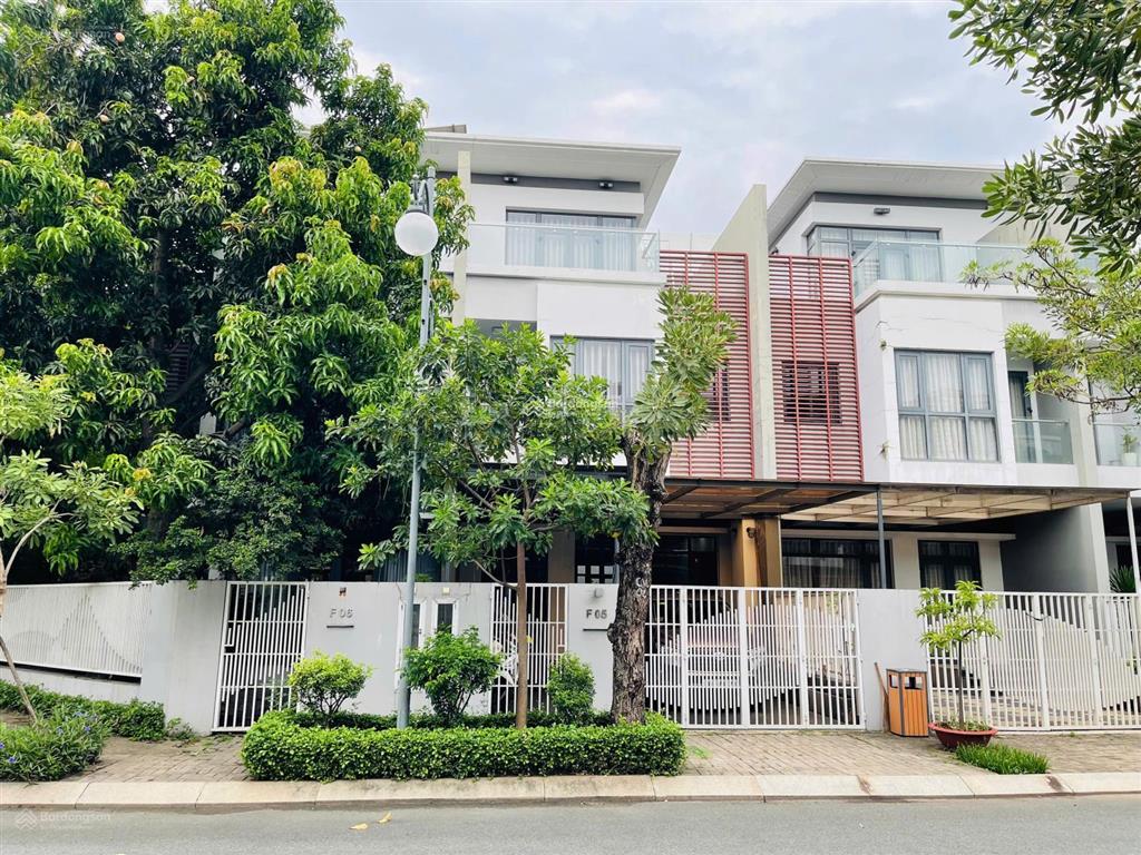 Lô góc 2 mặt tiền  phố đông village  ngang 10m, 187,5m2  giá 24,2 tỷ