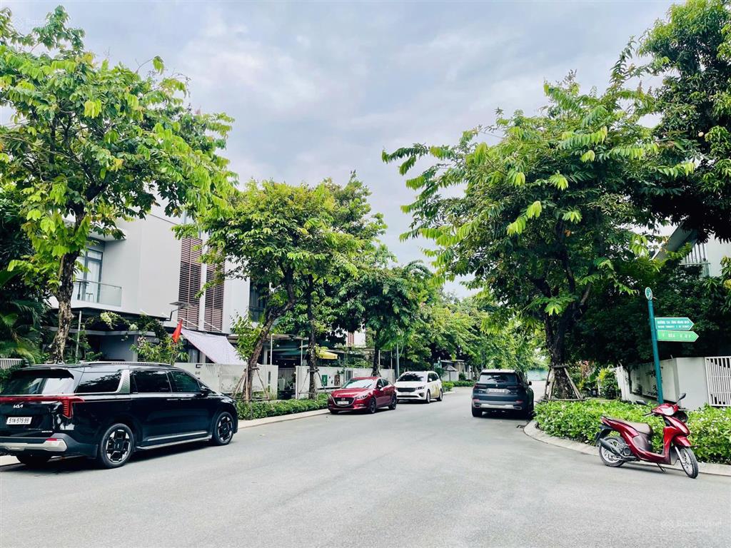 Lô góc 2 mặt tiền  phố đông village  ngang 10m, 187,5m2  giá 24,2 tỷ