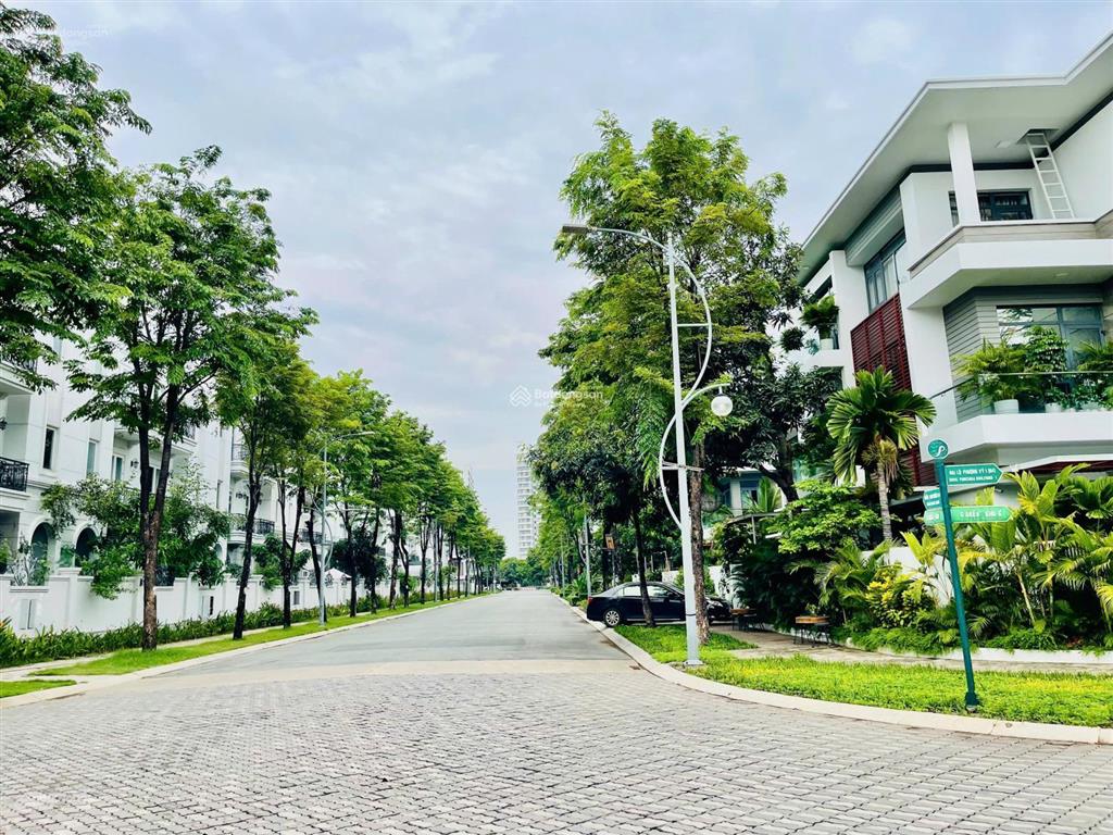 Lô góc 2 mặt tiền  phố đông village  ngang 10m, 187,5m2  giá 24,2 tỷ