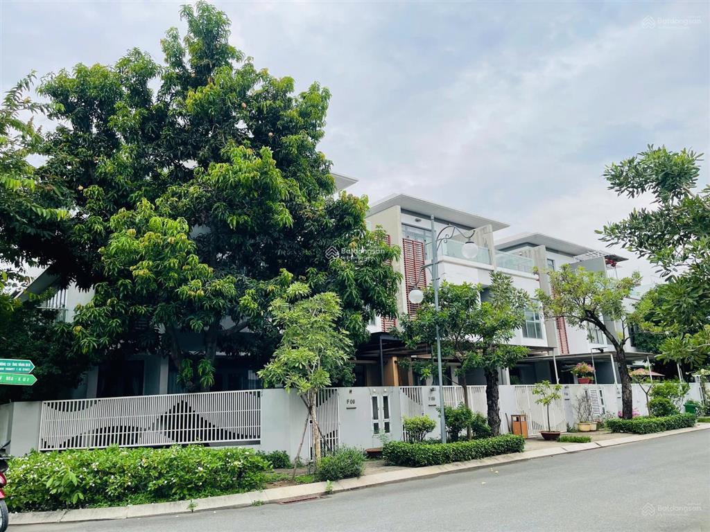 Lô góc 2 mặt tiền  phố đông village  ngang 10m, 187,5m2  giá 24,2 tỷ