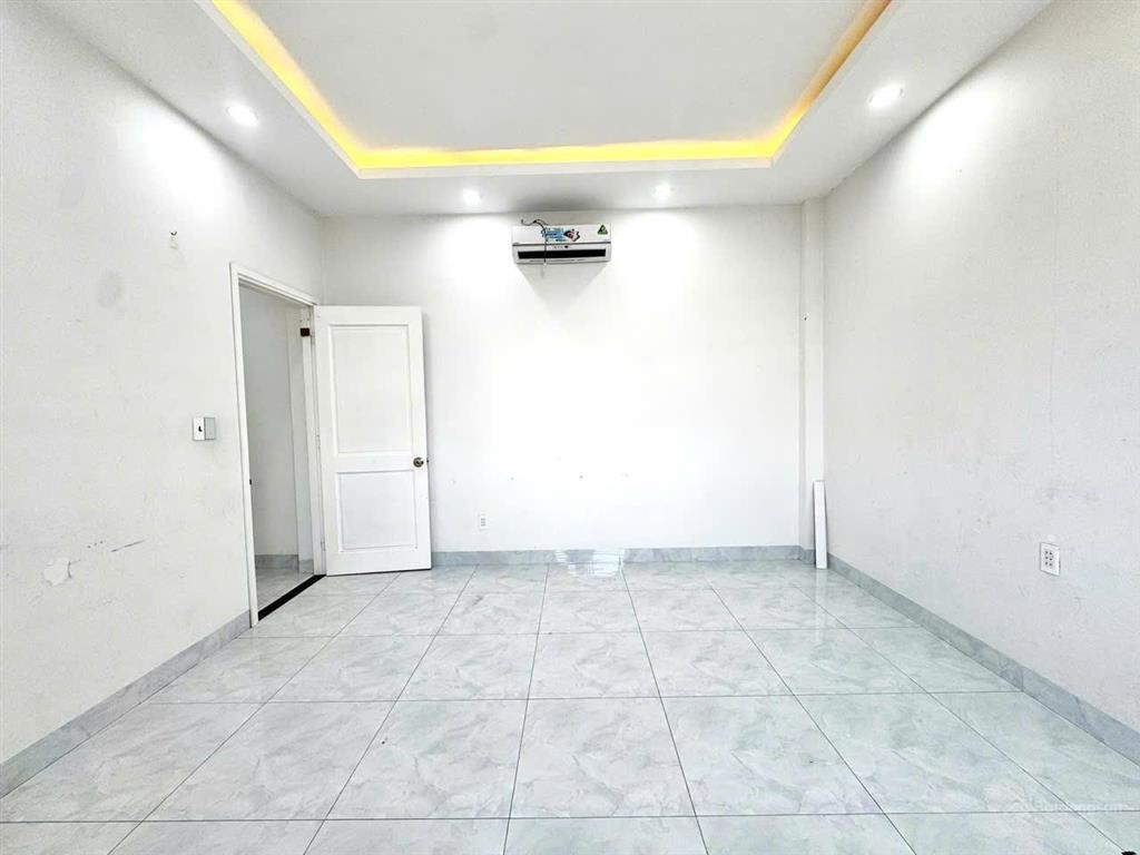 Mặt tiền ngang 11m  nhà 4 tầng  đường ô tô tránh tại bình trưng