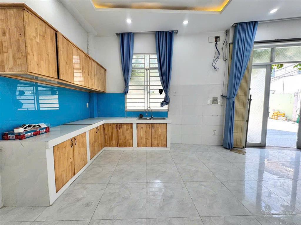 Mặt tiền ngang 11m  nhà 4 tầng  đường ô tô tránh tại bình trưng